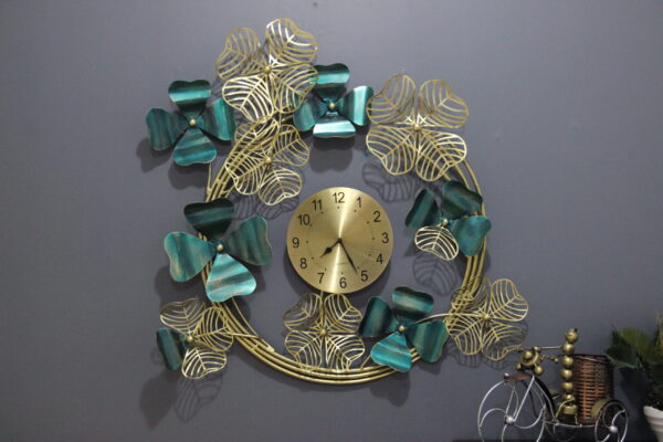 Fashionable and Decorative Metal Wall Clock