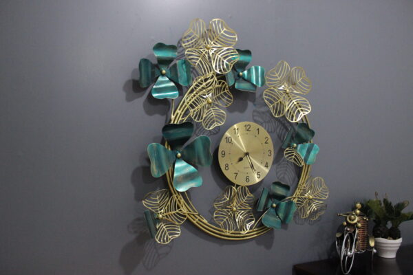 Fashionable and Decorative Metal Wall Clock
