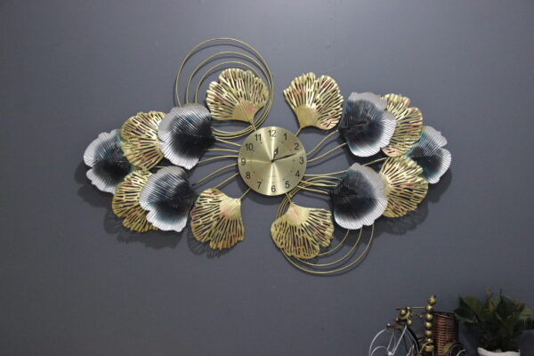 Attractive Metal Wall Clock with Fascinating Look