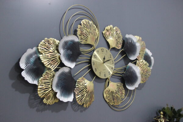 Attractive Metal Wall Clock with Fascinating Look