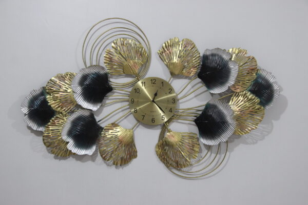 Attractive Metal Wall Clock with Fascinating Look